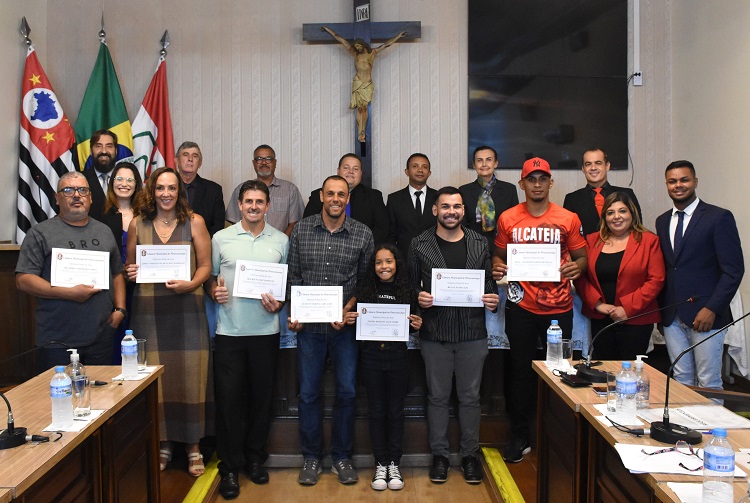 Solenidade inaugural ocorrida nesta semana prestou homenagem a nove esportistas do município