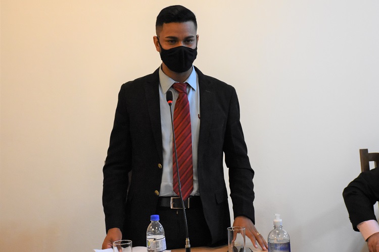 Vereador ainda pediu ao Executivo poda de árvore e recapeamento de rua