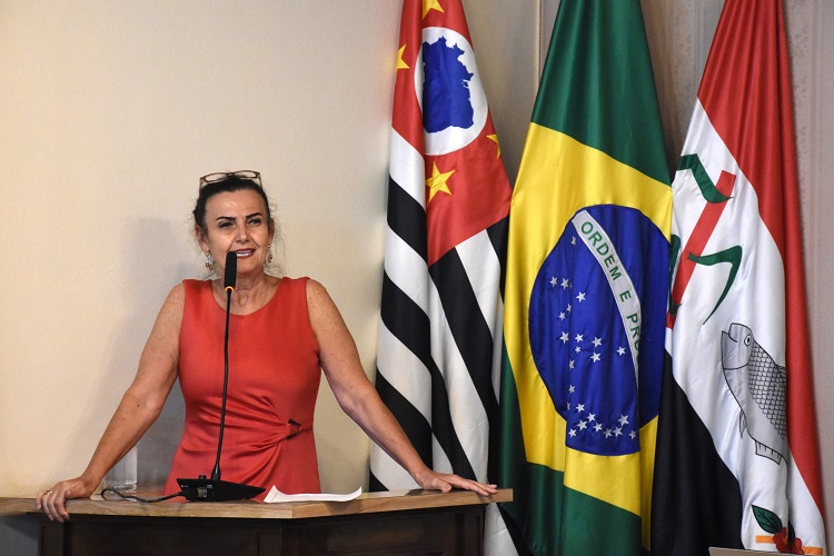 Vereadora também encaminhou ao Executivo questionamentos sobre horas extras e frota de veículos