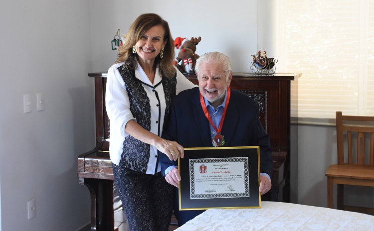 Homenageado, Cloves Huber recebeu a vereadora na casa dele na semana passada