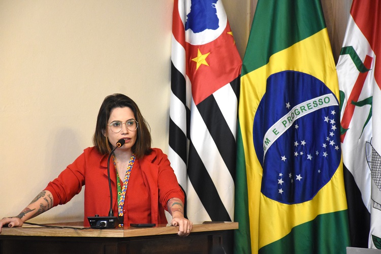 Vereadora questionou possíveis melhorias no serviço, como a renovação da frota e ajustes nos horários