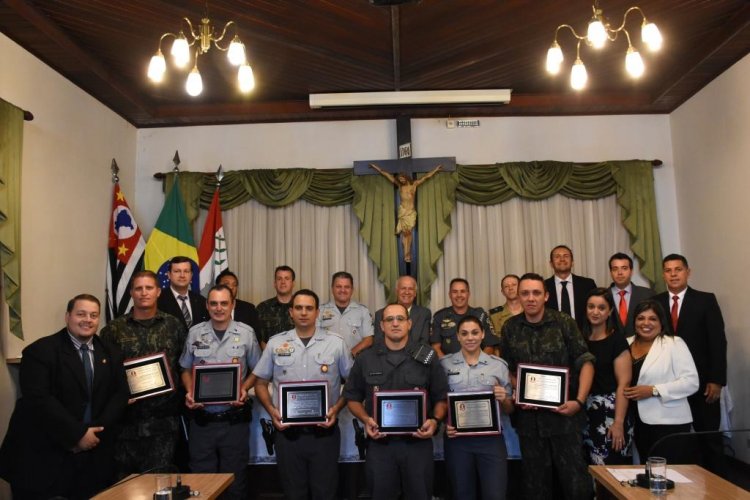 Solenidade realizada na noite desta terça-feira (4) na Câmara prestou homenagem a seis profissionais   