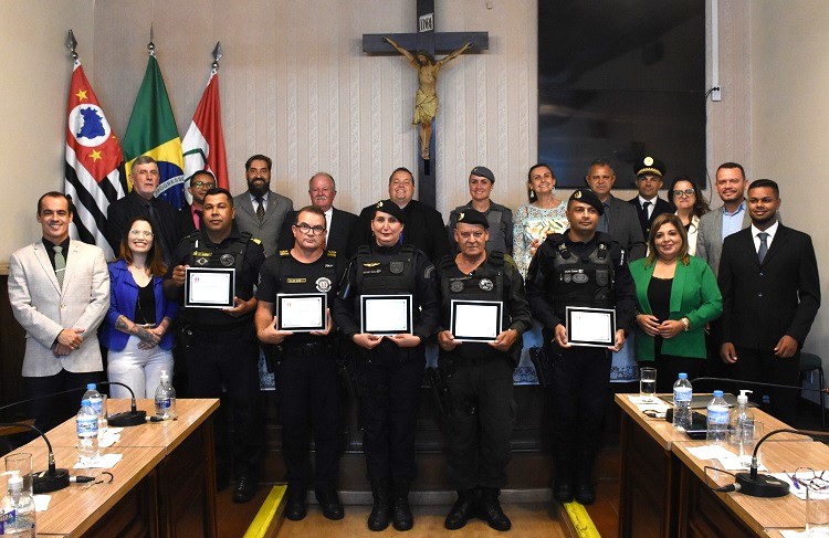 Ato solene realizado na noite da última segunda-feira (26) homenageou cinco profissionais da corporação