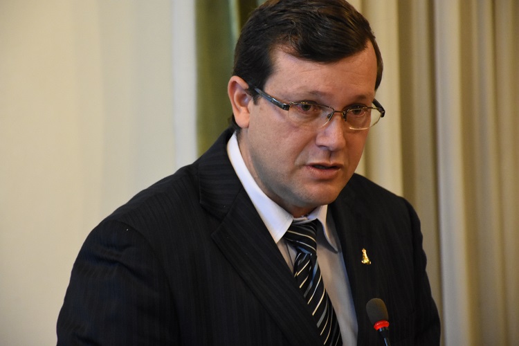 Jeferson: ponto de ônibus coberto para a população