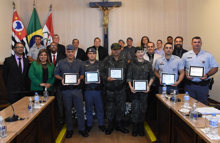 Seis membros da corporação foram homenageados em solenidade realizada na última segunda-feira (4)