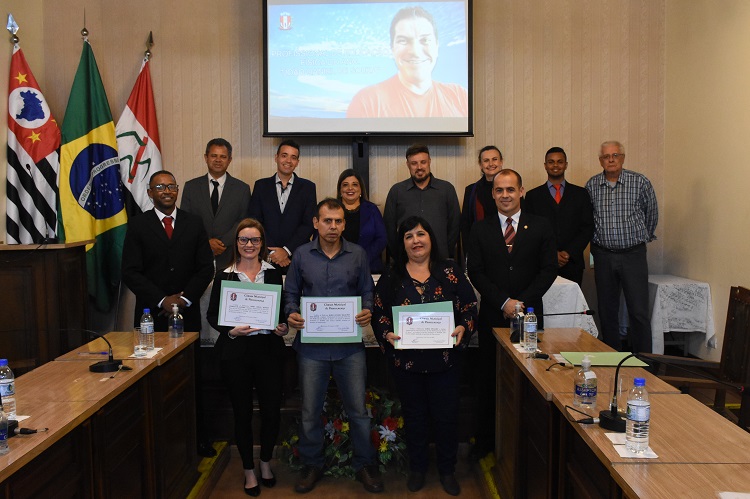 Solenidade realizada nesta segunda-feira (29) no plenário da Casa homenageou três professores da área 