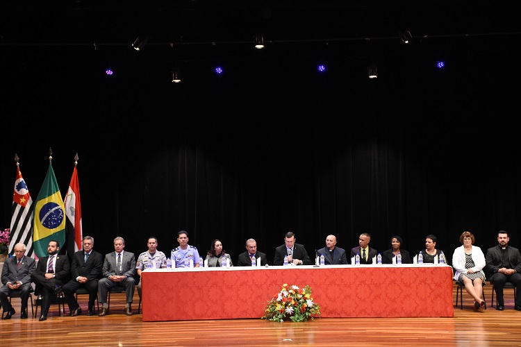 Cerimônia realizada nesta quinta-feira (25) homenageou aqueles que se destacaram por trabalho realizado na cidade