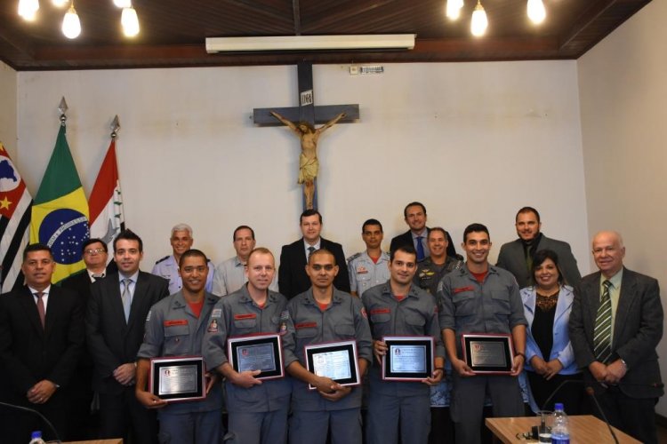 Cerimônia realizada na noite desta segunda-feira (1º) prestou homenagem a cinco profissionais da corporação 