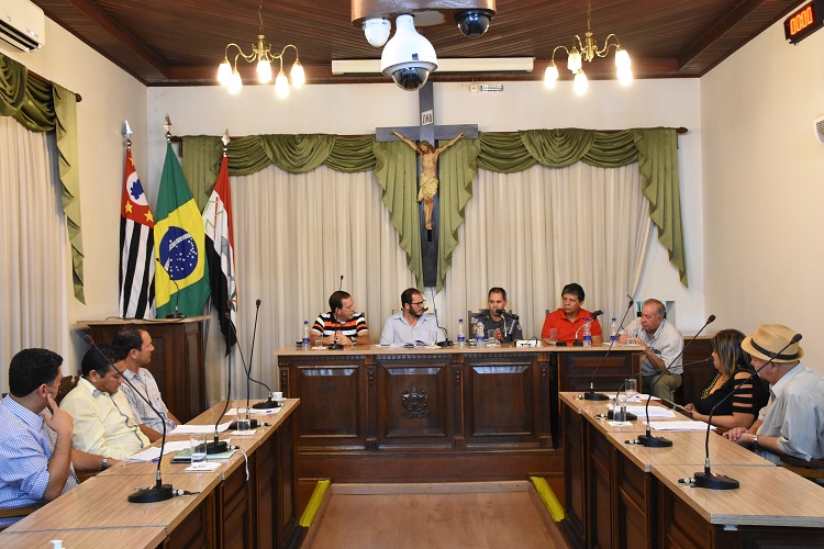 Reunião ocorreu na noite desta segunda-feira (14)