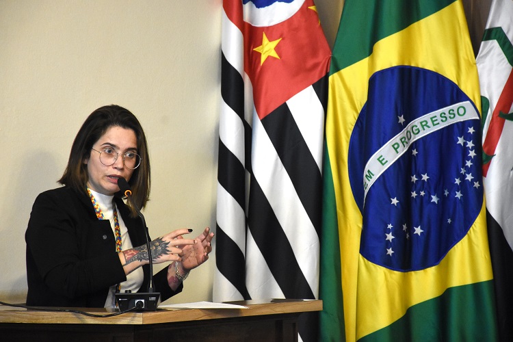 Indicações apresentadas pela vereadora pedem retirada de entulhos e roçagem de mato alto em bairros da cidade