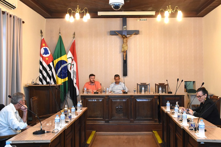 Encontro na semana passada teve presença de vereadores e do secretário municipal de Saúde, Julio César Toso