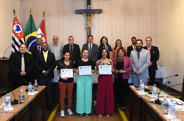 Três professoras das redes municipal e estadual receberam o diploma em noite de plenário cheio
