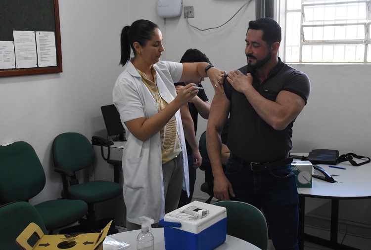 Ação nesta manhã no prédio da Câmara faz parte de campanha de incentivo à imunização contra o vírus da gripe