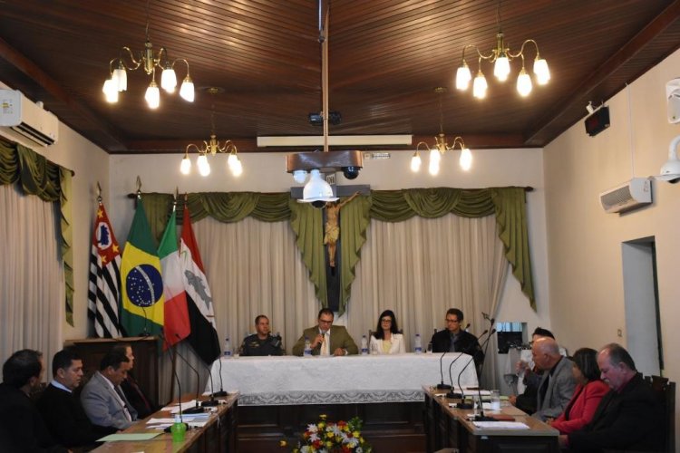 Ato solene aconteceu na Câmara, na noite de ontem (5) 