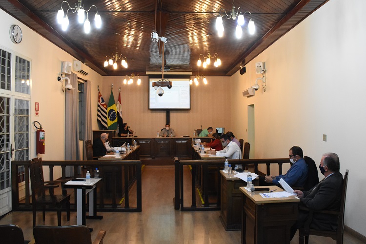 Reunião foi realizada na noite da última segunda-feira (5) no plenário da Câmara