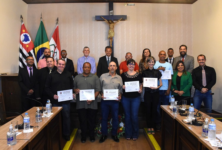 Seis profissionais foram homenageados durante solenidade realizada na noite da última segunda-feira (30)