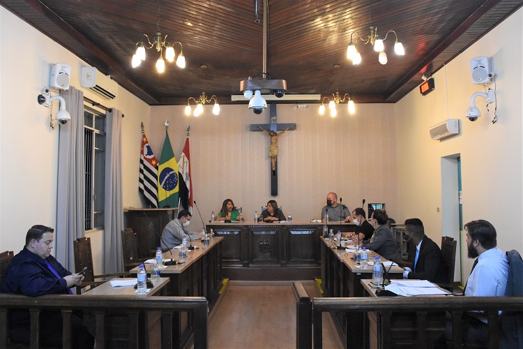 Vereadores e secretários municipais se reuniram no plenário da Casa na noite da última segunda-feira (4)