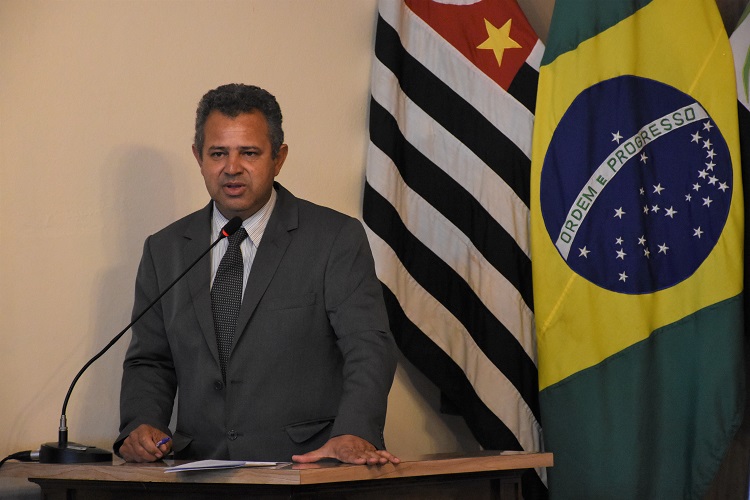 Vereador também cobrou iluminação da praça ao lado da Escola Therezinha Rodrigues